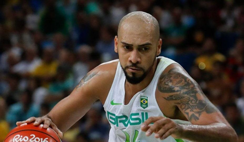 Jogadores de basquete na grande arena profissional durante o jogo